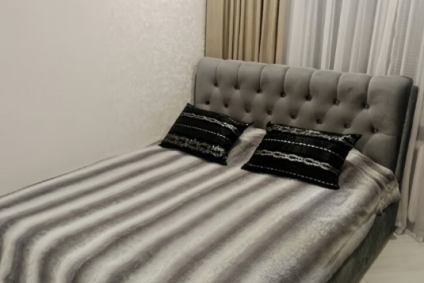 Уютная квартира-студия с дизайнерским ремонтом.